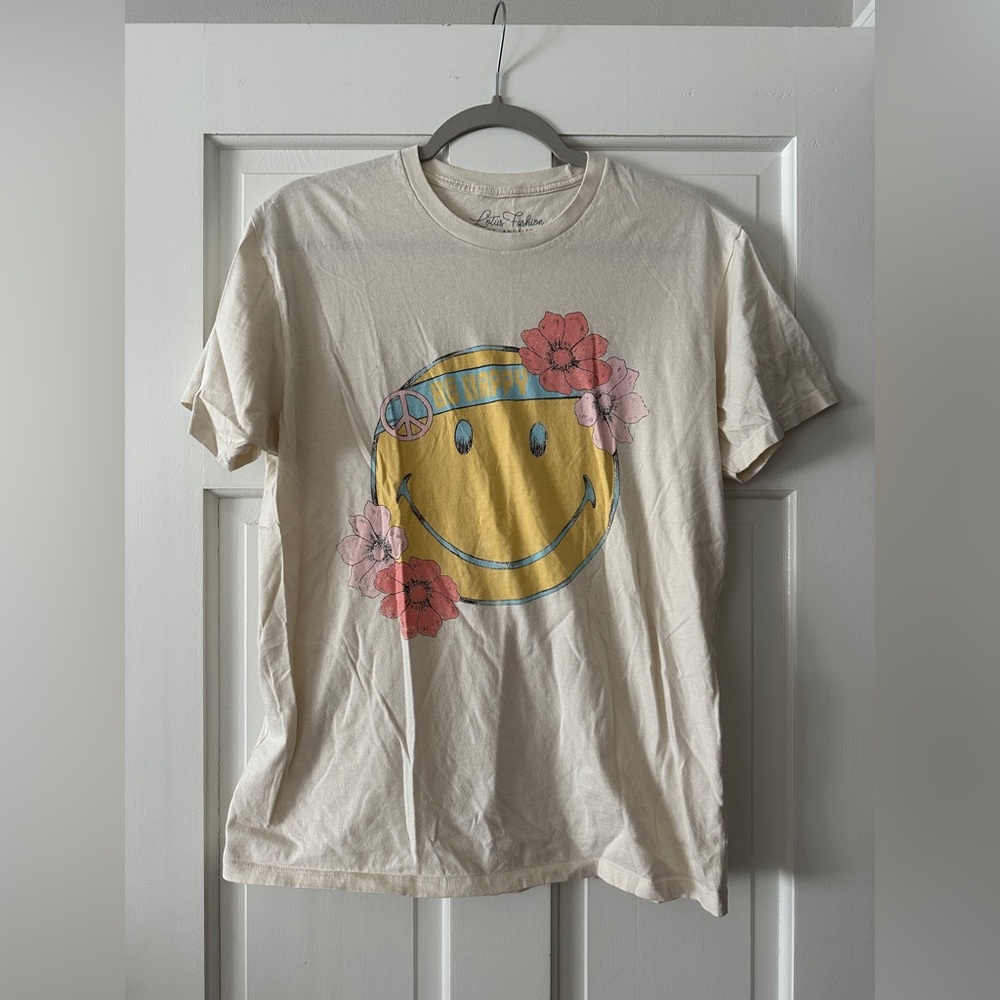Lotus Fashion Los Angeles Be Happy Smiley Face Graphic Short Sleeve Tee Shirt